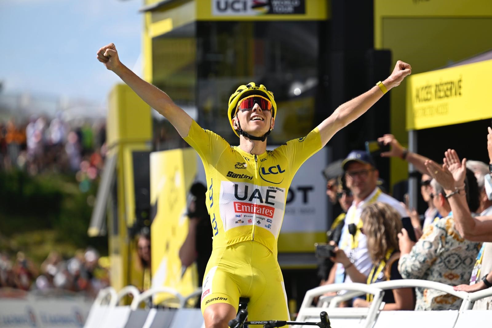 Tourwinnaar Tadej Pogacar en sprinter Jasper Philipsen dinsdag in Surhuisterveen  